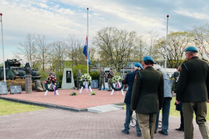 Kranslegging bij de herdenking op de Johannes Postkazerne in Darp