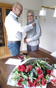 foto: Marrie Pruntel ontvangt van Jan Puper het jubileumspeldje