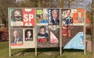 Foto van Verkiezingsbord met posters