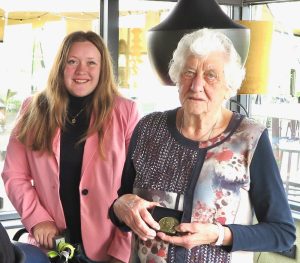 Jopie Veldhuizen en achterkleindochter Cristel Bisschop